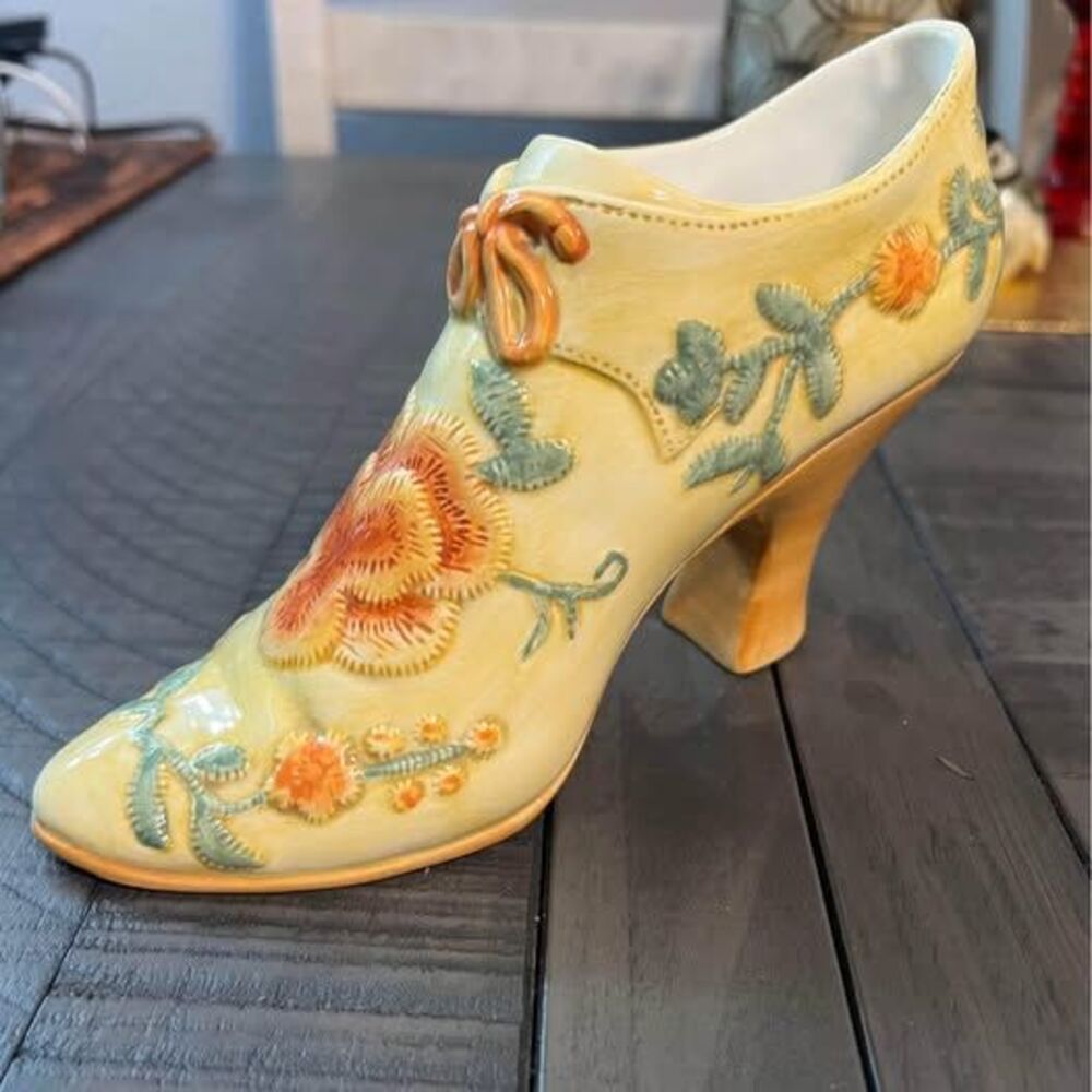 Yellow English Decorative Shoe